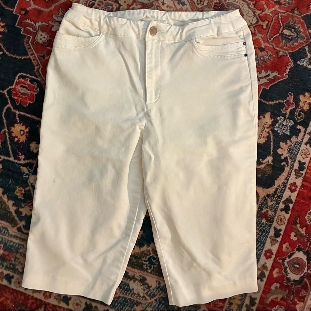 (JFC) preowned Christopher and Banks White Capri Jeans - women’s size 8 average